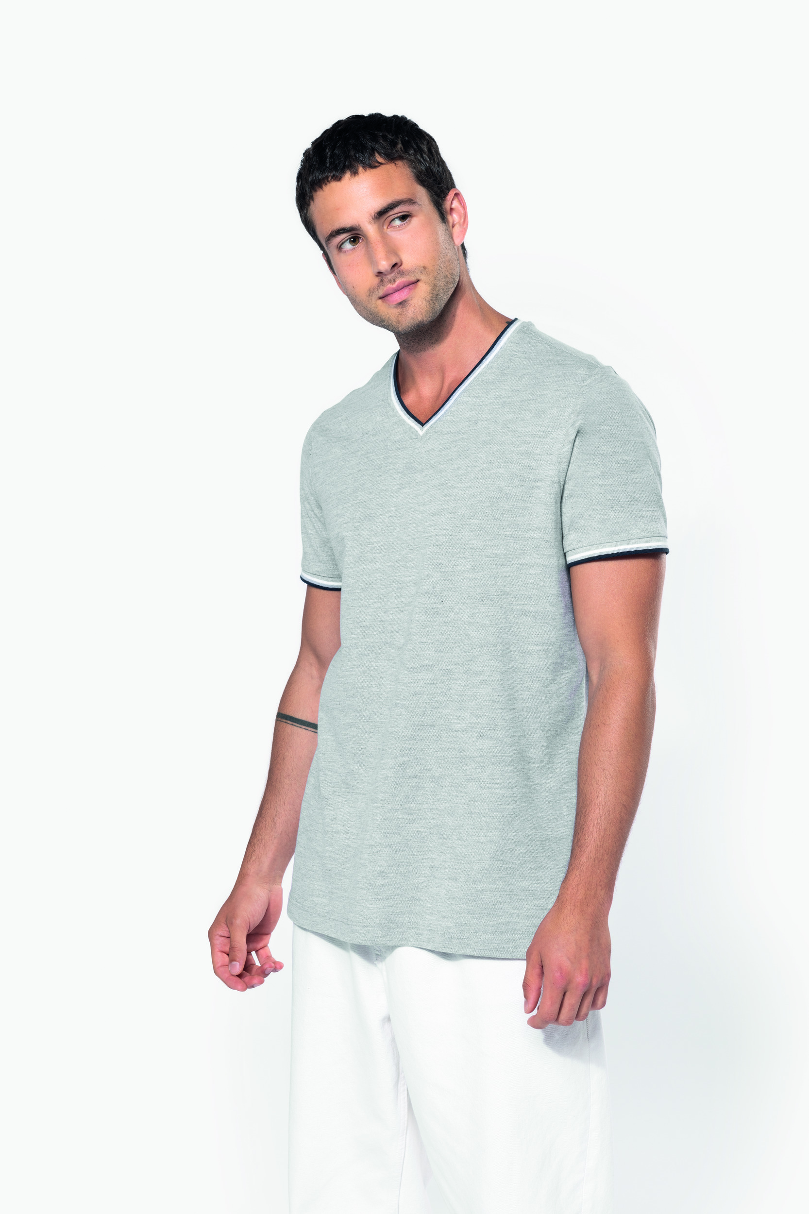 Camiseta negra personalizada con cuello en pico
